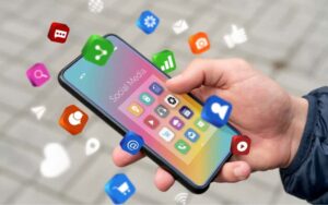 Traducción publicitaria: teléfono con aplicaciones de redes sociales.