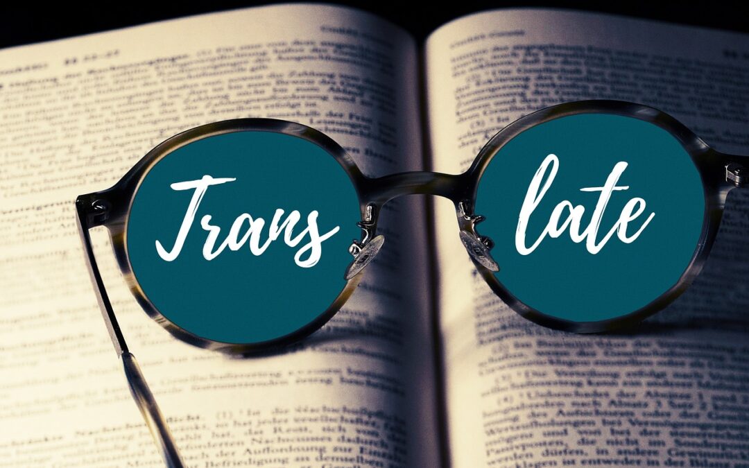 Gafas sobre un libro. Traductor nativo para una traducción jurada