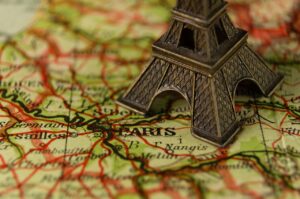 figura de la Torre Eiffel sobre el mapa de Francia. Traducciones de francés a español
