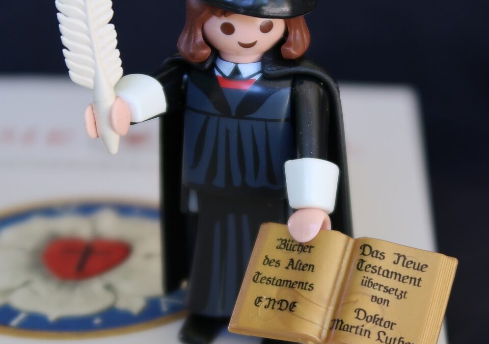 Muñeco de Lego con una pluma en una mano y un libro en otra. Cuándo se debe usar una traducción jurada