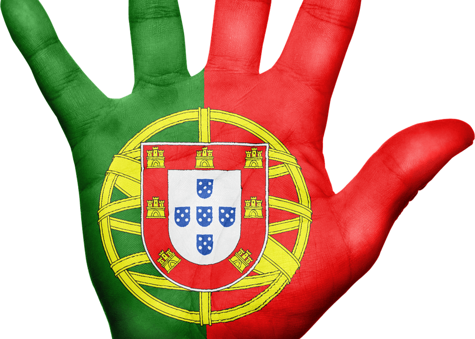 Mano con la bandera de Portugal pintada. Traducciones juradas en portugués