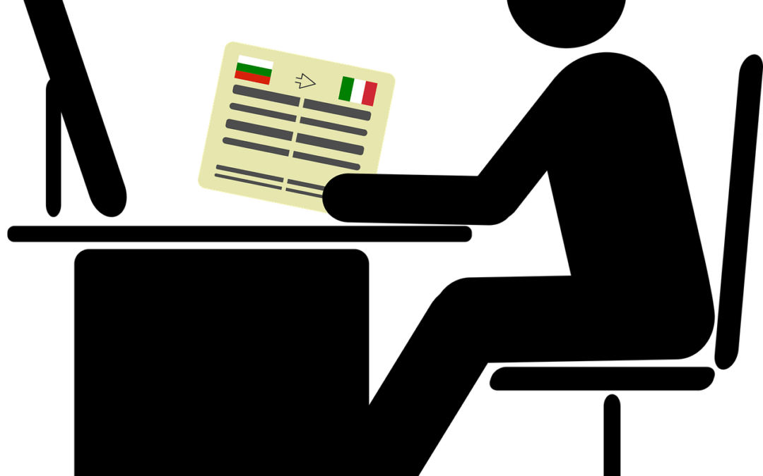 Persona en un escritorio frente al ordenador haciendo una traducción jurada